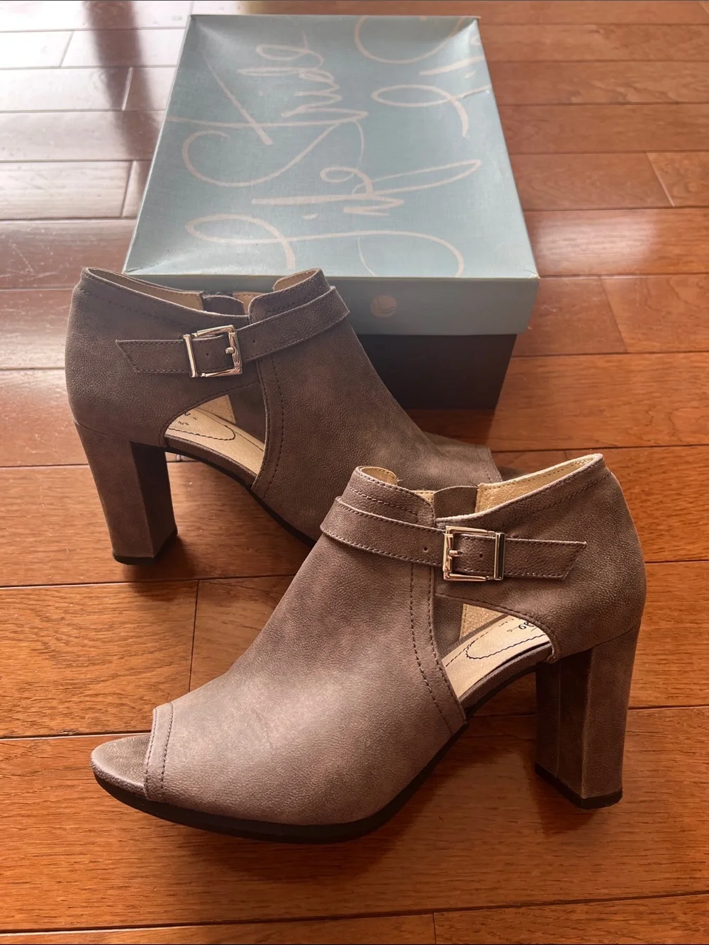 ❤️Life Stride Gray Peep-Toe Cutout Block Heel Ankle Boot with Buckle-NWT-9❤️
